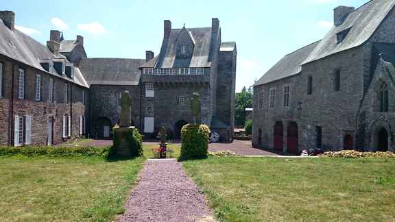 Chateau de Trecesson cour chateau-trecesson-cour