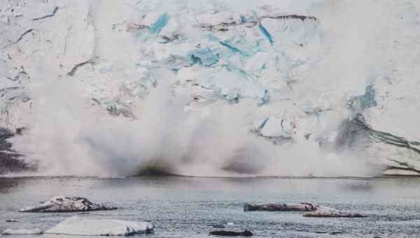 photo-festival-jonathan-nackstrand-glacier-collapse